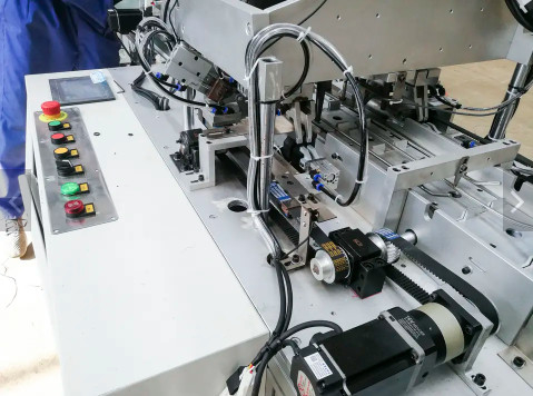 W pełni automatyczna jednorazowa maszyna do produkcji masek dla dorosłych