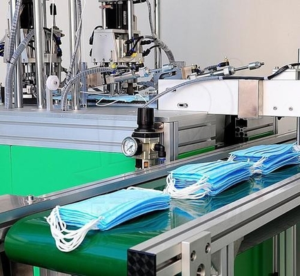Linia produkcyjna jednorazowej maszyny do produkcji masek trójwarstwowych
