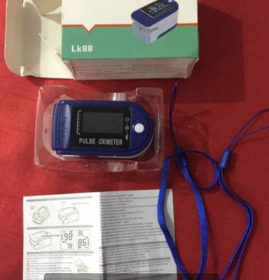 Bezpieczny pulsoksymetr 58 * 32 * 33,2 mm 1060 hPa z monitorem pracy serca Dwukolorowy OLED