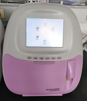 Laboratorium diagnostyczne z lat 50. Testowanie maszyny do analizy hematologicznej